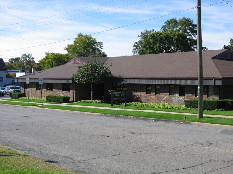 225 N Notre Dame Ave, South Bend, IN for sale - Primary Photo - Image 1 of 1