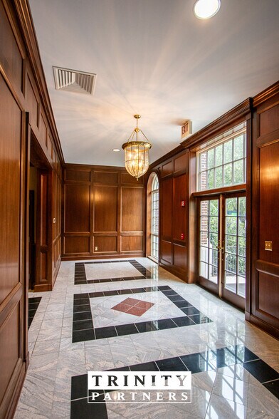 4875 Forest Dr, Columbia, SC à louer - Photo du bâtiment - Image 3 de 7