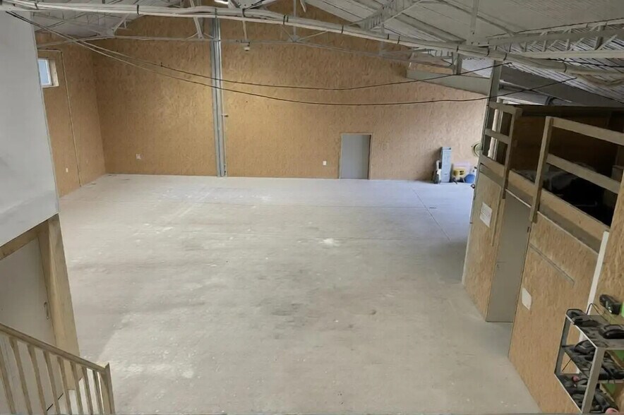 Flex in Salles for lease - Interior Photo - Image 1 of 7