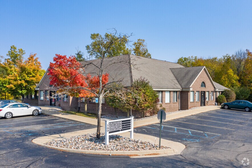 780 W Lake Lansing Rd, East Lansing, MI à louer - Photo du bâtiment - Image 2 de 4