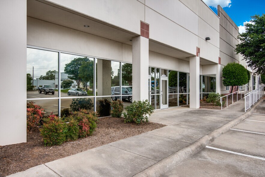 9210 Cameron Rd, Austin, TX for lease - Building Photo - Image 1 of 17