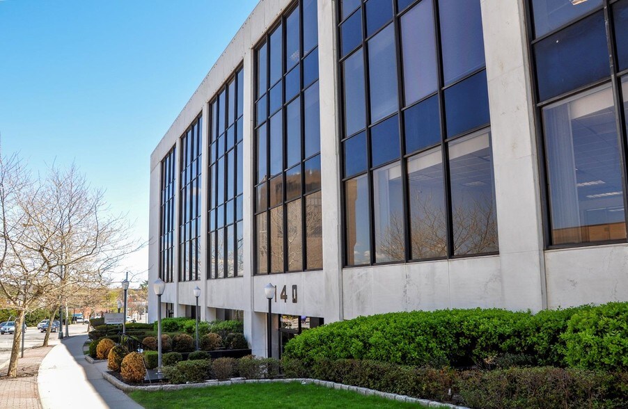 140 Huguenot St, New Rochelle, NY à louer - Photo du bâtiment - Image 2 de 4