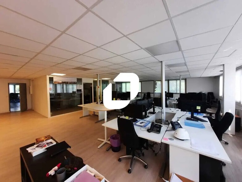 66 Bis Za Domaine De Montvoisin, Gometz-la-Ville for lease - Interior Photo - Image 3 of 9