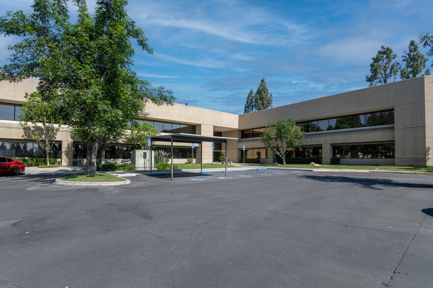 5001 California Ave, Bakersfield, CA à louer - Photo du bâtiment - Image 3 de 9