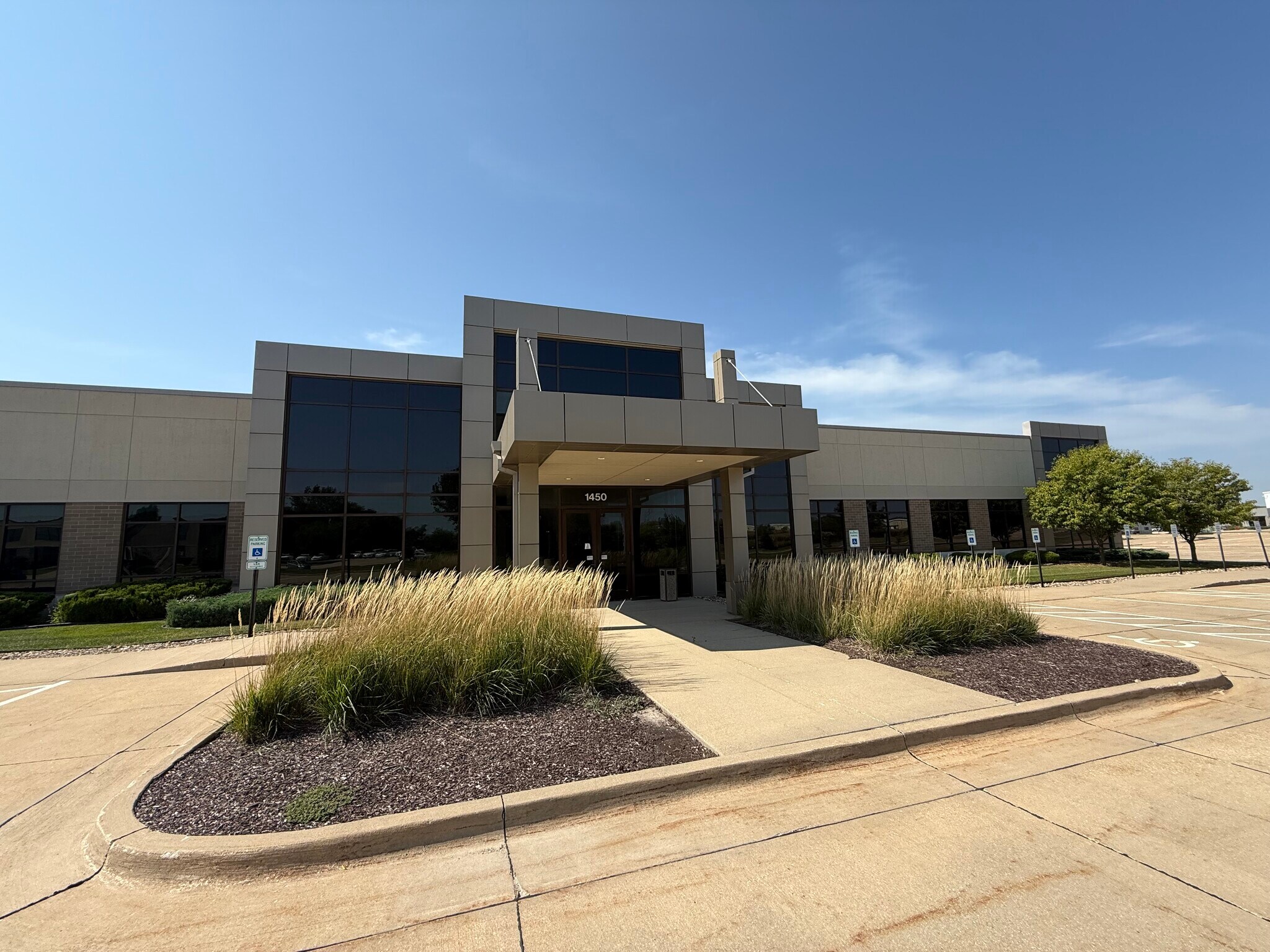 1450 N Center Point Rd, Hiawatha, IA for lease Primary Photo- Image 1 of 14