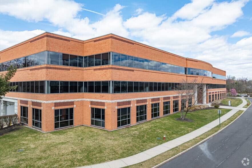 9 Roszel Rd, West Windsor, NJ à louer - Photo principale - Image 1 de 11