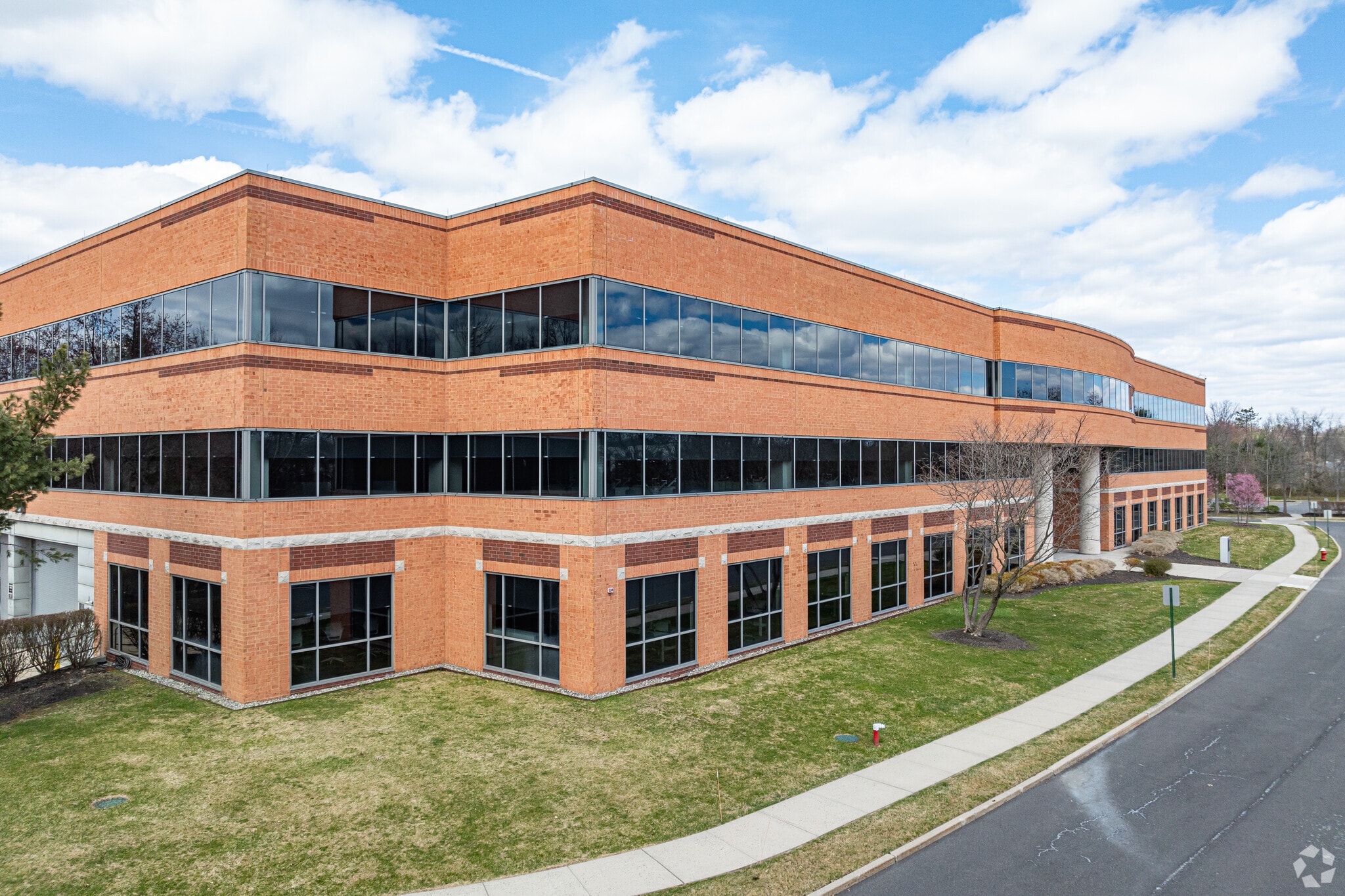 9 Roszel Rd, West Windsor, NJ à louer Photo principale- Image 1 de 12