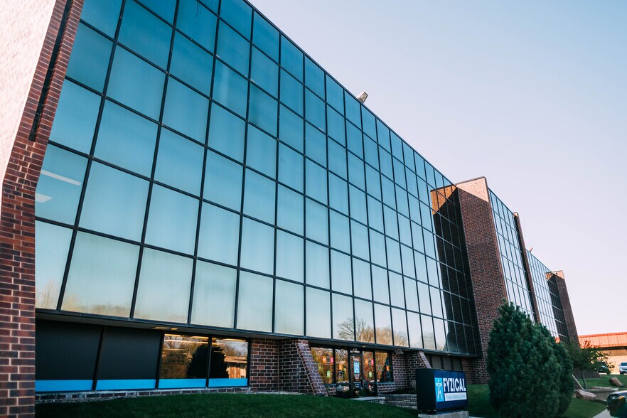 770 N Cotner Blvd, Lincoln, NE à louer - Photo du bâtiment - Image 2 de 10