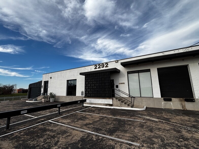 2292 Vantage St, Dallas, TX for lease - Building Photo - Image 3 of 19