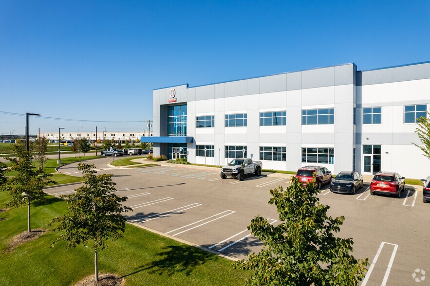 815 N Opdyke Rd, Auburn Hills, MI à louer - Photo du bâtiment - Image 2 de 6