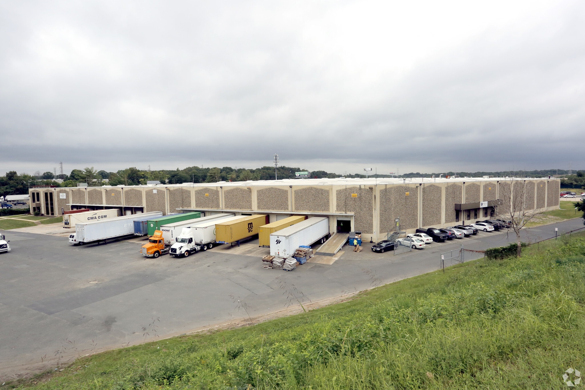 96-100 Executive Ave, Edison, NJ for lease Primary Photo- Image 1 of 8