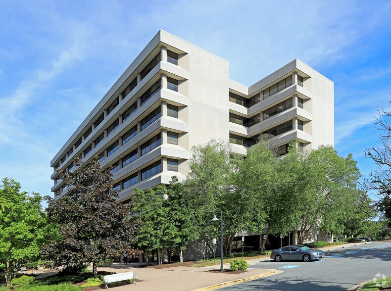 6301 Ivy Ln, Greenbelt, MD à louer - Photo du bâtiment - Image 2 de 7