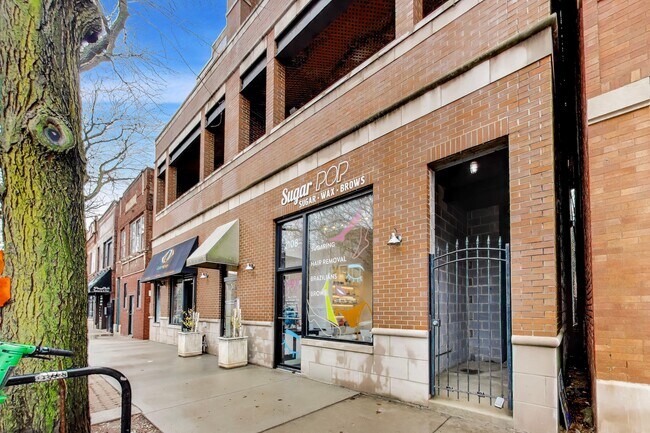More details for 2108-2110 W Roscoe St, Chicago, IL - Retail for Sale