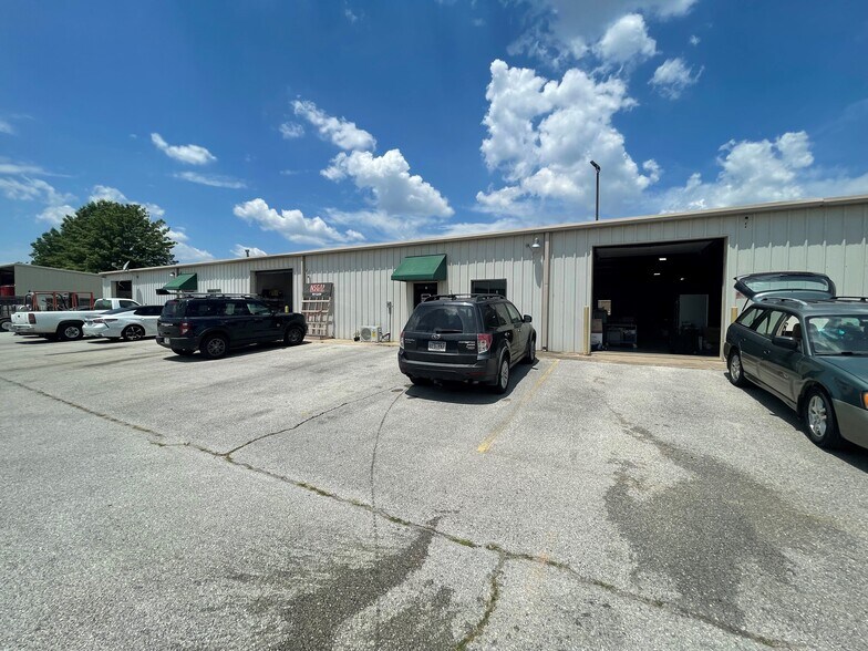 2334 Worth Ln, Springdale, AR for sale - Building Photo - Image 1 of 2