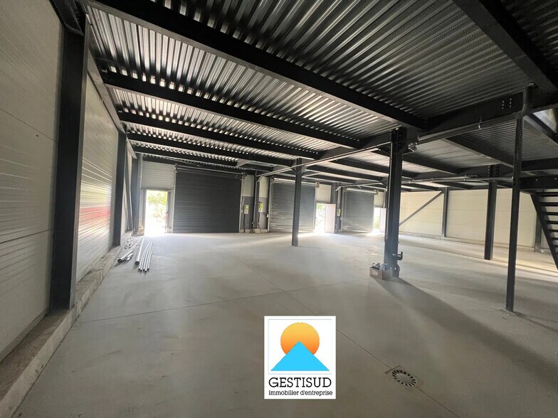 Flex in Aubagne for lease - Interior Photo - Image 1 of 5