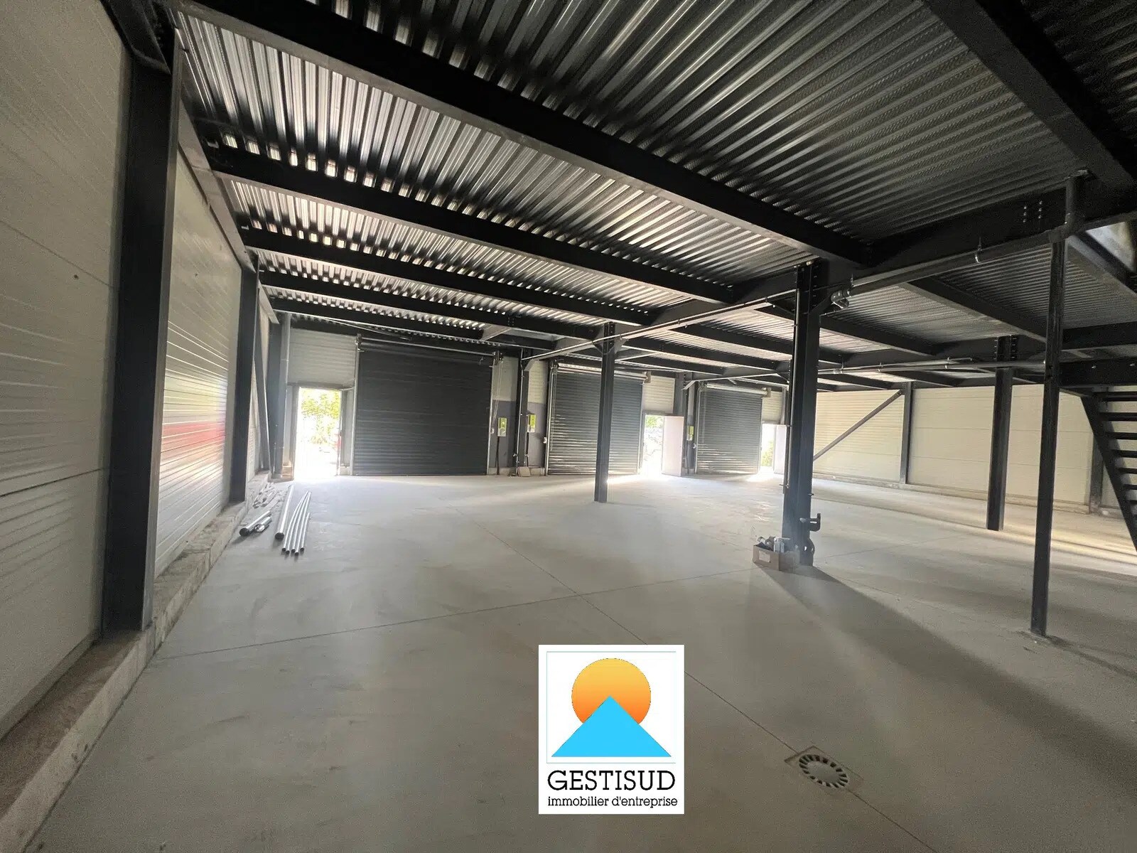 Flex in Aubagne for lease Interior Photo- Image 1 of 6