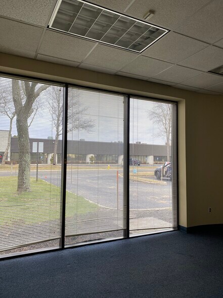 100 Colin Dr, Holbrook, NY à louer - Photo du bâtiment - Image 2 de 22