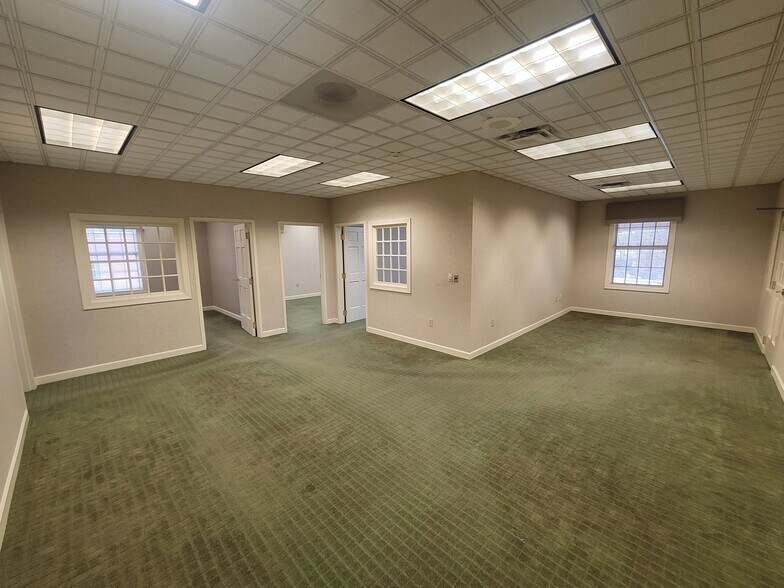 1301 Eastchester Dr, High Point, NC à louer - Photo intérieure - Image 3 de 5