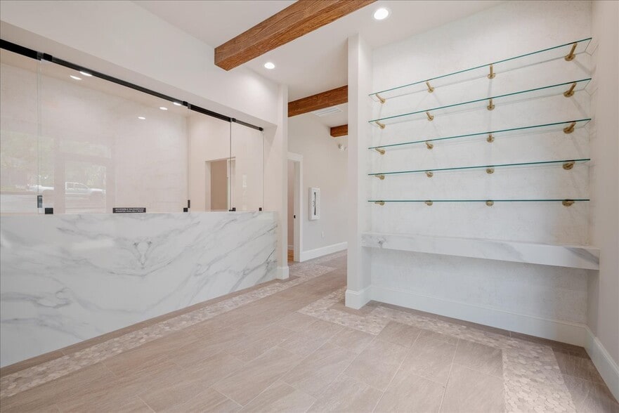 2458 Mahan Dr, Tallahassee, FL à louer - Photo intérieure - Image 3 de 52