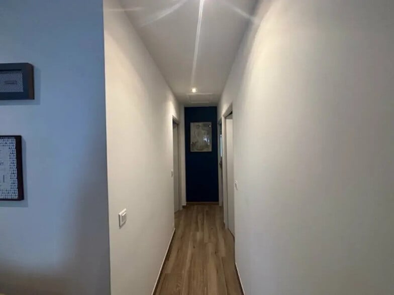 Bureau dans Saint-Étienne-du-Grès à vendre - Photo du bâtiment - Image 2 de 6