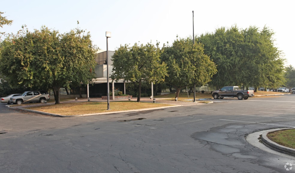 3008 Sillect Ave, Bakersfield, CA for sale - Primary Photo - Image 1 of 38