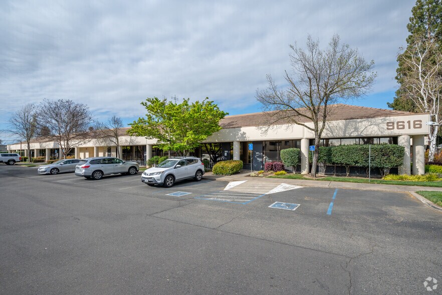 9616 Micron Ave, Sacramento, CA à louer - Photo du bâtiment - Image 2 de 6