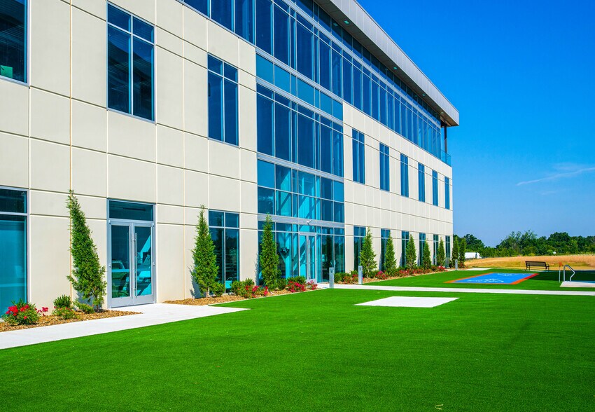 2500 NE 11th St, Bentonville, AR à louer - Photo du bâtiment - Image 3 de 9