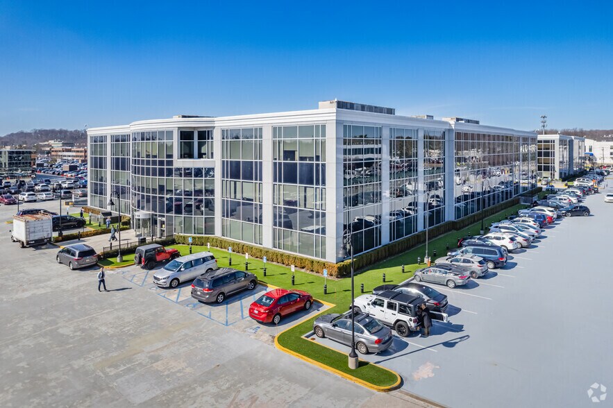 1991 Marcus Ave, New Hyde Park, NY à louer - Photo du bâtiment - Image 3 de 10