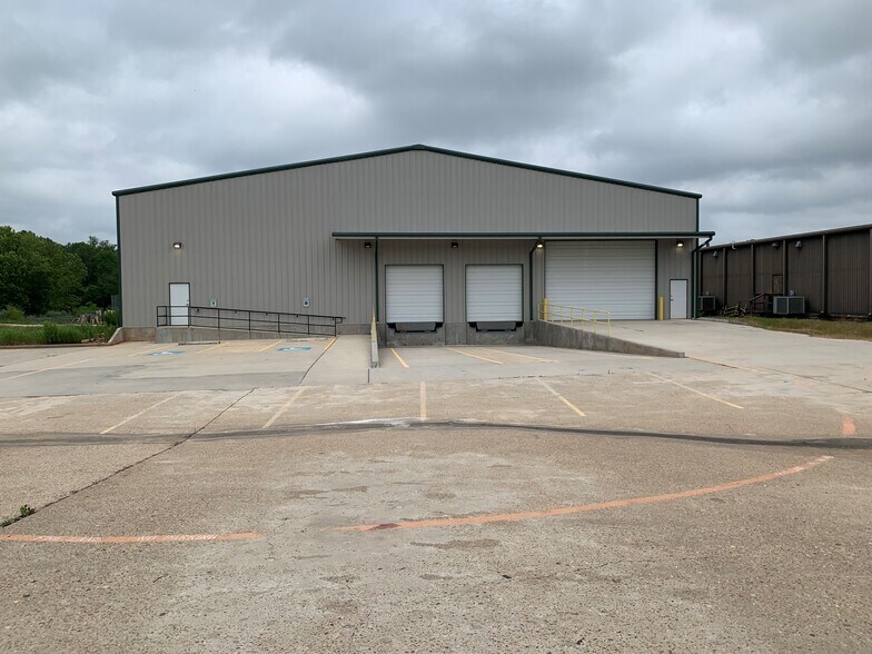 5457 W Davis St, Conroe, TX à louer - Photo du bâtiment - Image 1 de 10