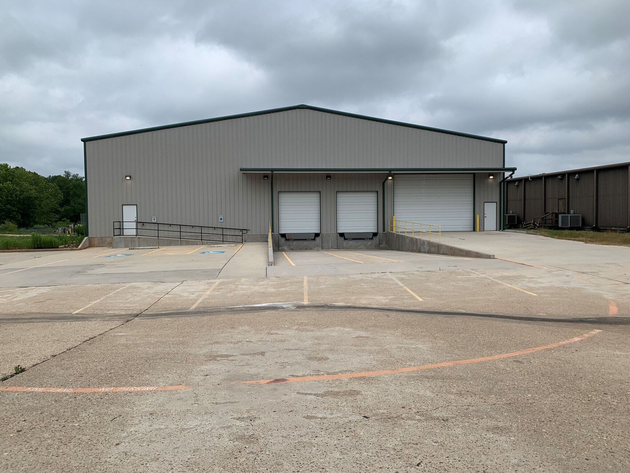 5457 W Davis St, Conroe, TX à louer Photo du bâtiment- Image 1 de 12