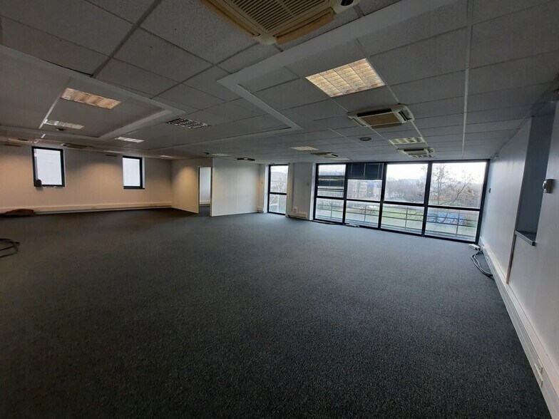 Office in Rouen for lease - Building Photo - Image 2 of 11