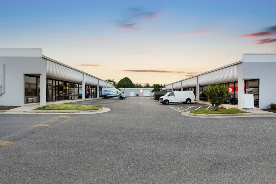 3035-3099 PS Business Center Dr, Woodbridge, VA à louer - Photo du bâtiment - Image 2 de 8