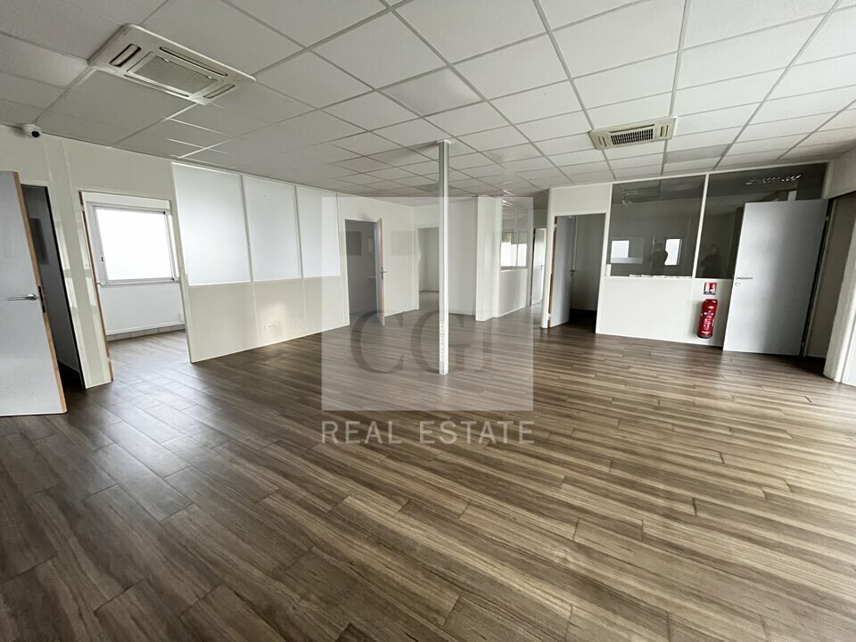 Office in Corbas for lease Interior Photo- Image 1 of 13