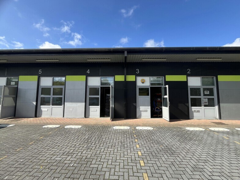 1 Smeaton Close, Aylesbury à vendre - Photo du bâtiment - Image 2 de 38