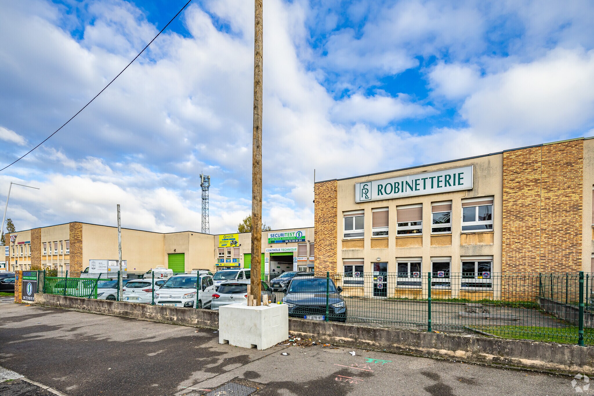 43 Avenue De La République, Vénissieux for lease Primary Photo- Image 1 of 3