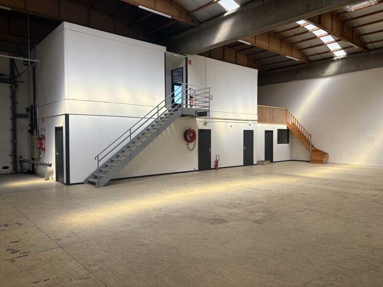 Flex dans Dardilly à louer - Photo du bâtiment - Image 2 de 8