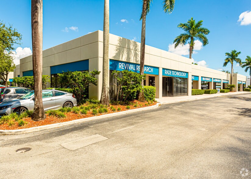8200-8210 NW 27 St, Miami, FL à louer - Photo du bâtiment - Image 3 de 4