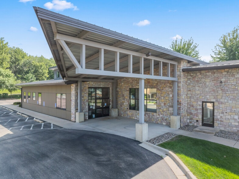 2200 2nd St SW, Rochester, MN for sale - Building Photo - Image 2 of 33