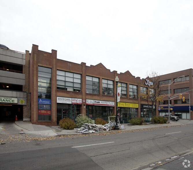 115 Trafalgar Rd, Oakville, ON à louer - Photo du bâtiment - Image 2 de 2