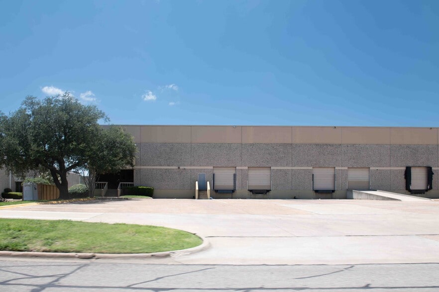 14271-14277 Welch Rd, Farmers Branch, TX for lease - Building Photo - Image 1 of 5
