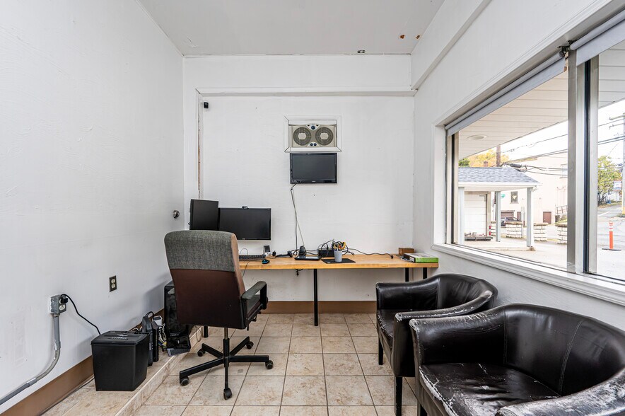 305 Division St, Jeannette, PA à vendre - Photo du bâtiment - Image 2 de 35