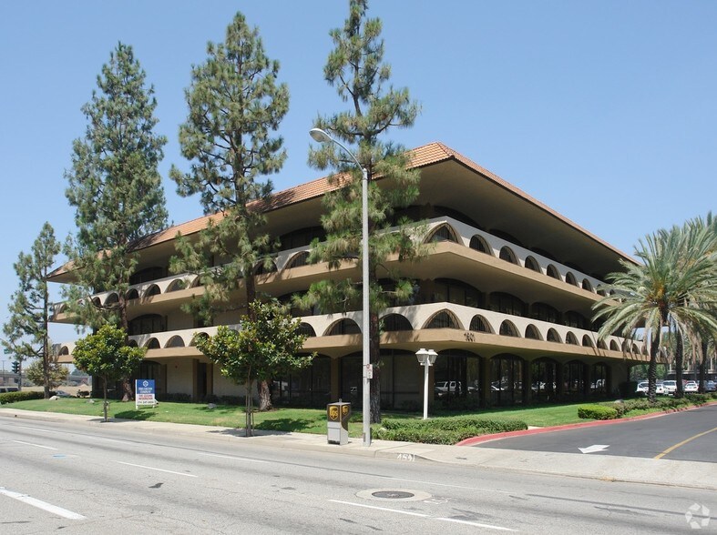 515 N Cabrillo Park Dr, Santa Ana, CA à louer - Photo du bâtiment - Image 3 de 5