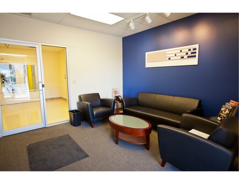 857 Landmark Dr, Belvidere, IL for lease - Building Photo - Image 3 of 4