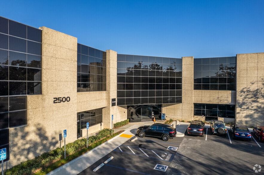 2500 Red Hill Ave, Santa Ana, CA à louer - Photo du bâtiment - Image 3 de 11