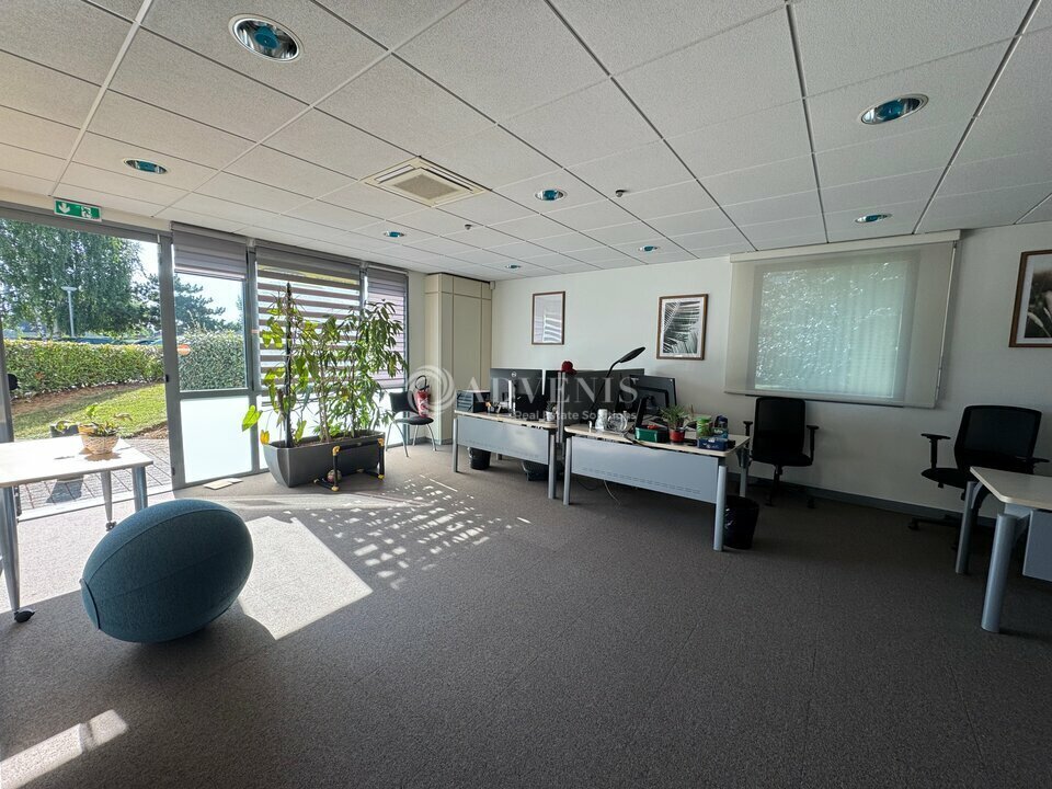 Office in Magny-le-Hongre for lease Interior Photo- Image 1 of 7