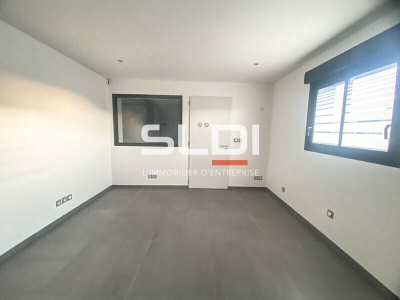 Rue De L'Aeropostale, Colombier-Saugnieu for lease Interior Photo- Image 1 of 4