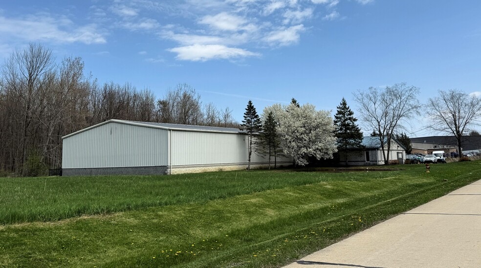 725 Pleasant Ave, Geneva, OH à vendre - Photo du bâtiment - Image 3 de 8