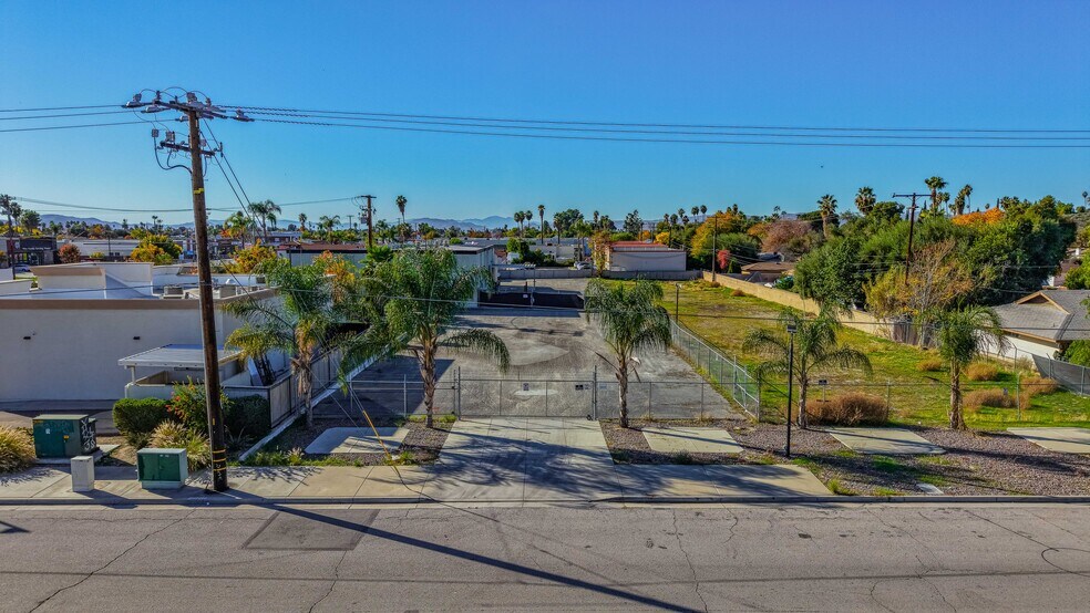 3630 E Florida Ave, Hemet, CA à vendre - Photo du bâtiment - Image 2 de 64