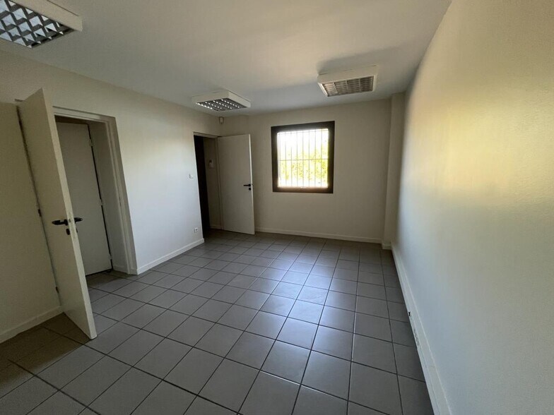 7 Rue Michel Jacquet, Saint-Priest for lease - Interior Photo - Image 3 of 7