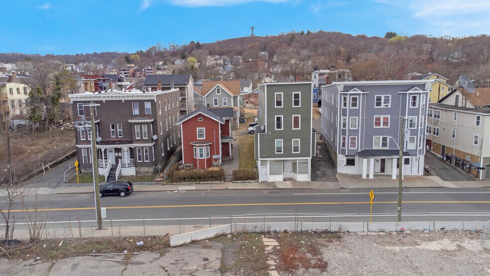 685 S Main St, Waterbury, CT à vendre - Photo du bâtiment - Image 2 de 2